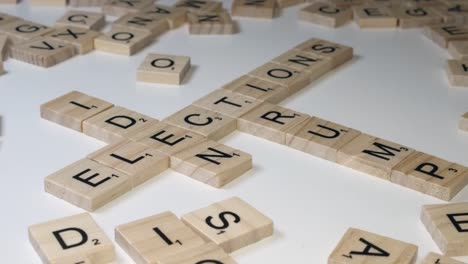 Palabras-Con-Temas-Electorales-De-EE.-UU.-Hechas-En-Mosaicos-De-Scrabble:-Biden-Y-Trump