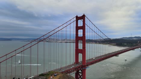 Golden-Gate-Bridge-An-Einem-Bewölkten-Tag