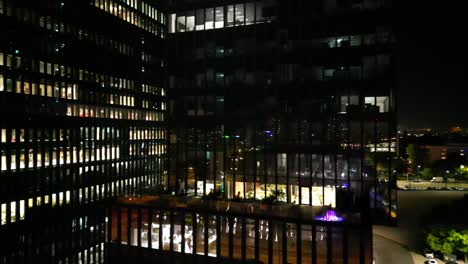 Vista-Aérea-Del-Paisaje-Urbano-Nocturno-Con-Calles-Iluminadas-De-La-Ciudad-De-Katowice.