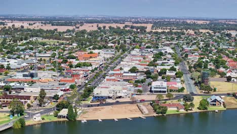 Reveal-of-Lake-Mulwala-and-the-main-street-of-Yarrawonga-Victoria-with-cars-and-buildings