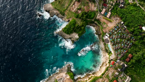 Blue-Lagoon-Nusa-Ceningan,-turquoise-bay-located-on-island-of-Nusa-Ceningan