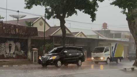 Heavy-rain-accompanied-by-strong-winds-on-the-highway-with-vehicle-drivers-passing-through-the-streets