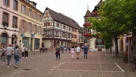 Calle-Adoquinada-En-La-Plaza-Principal-Del-Pueblo-De-Kayserberg.