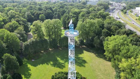 Luftaufnahme-Des-Blau-weißen-Fallschirmturms-Und-Des-Verkehrs-In-Der-Ferne