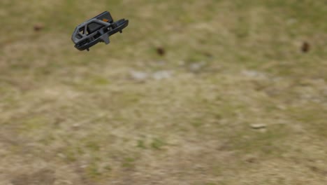 FPV-Drohne-Schwebt-über-üppigen-Grünen-Bergfeldern-In-Atemberaubenden-Nahaufnahmen