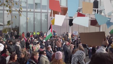Menschen-Hören-Den-Rednern-Bei-Einer-Pro-palästinensischen-Kundgebung-In-Glasgow-Zu