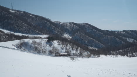 Traktor-Bringt-Touristen-Im-Anhänger-Bergab-Von-Schneebedeckten-Bergen-Auf-Der-Daegwallyeong-Sky-Ranch,-Gangwon-do,-Korea