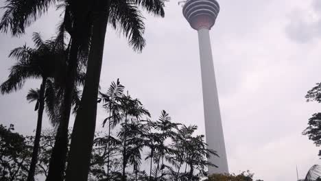 Vista-De-La-Torre-Kl-En-Medio-De-Siluetas-De-Palmeras-En-Kuala-Lumpur,-Malasia