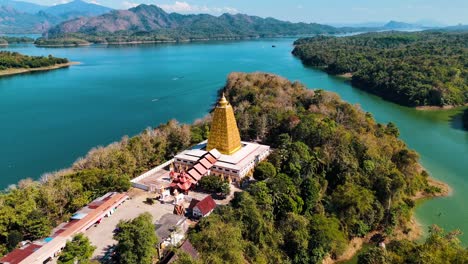 Goldene-Pagode-Am-See-Nahe-Der-Grenze-Zu-Myanmar