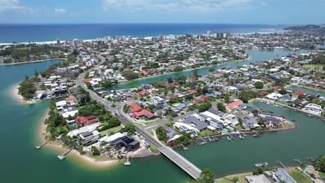 Waterfront-Villas-And-Lodgings-On-Tallebudgera-Creek-In-Palm-Beach,-QLD,-Australia