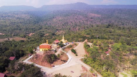 Abgelegene,-Isolierte-Pagode-Mit-Buddha-Und-Stupa-In-Der-Trockenen,-Trockenen-Landschaft-Von-Laos