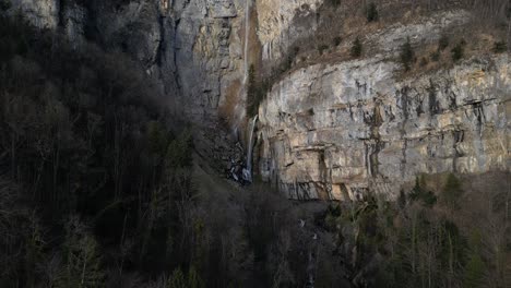 La-Majestuosa-Belleza-Del-Escarpado-Terreno-Montañoso-Adornado-Con-Cascadas,-Se-Encuentra-Cerca-De-Walensee-Unterterzen,-Suiza