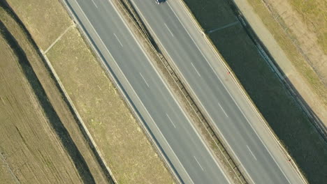 Tráfico-De-Coches-Y-Vehículos-En-La-Autopista-De-La-Ciudad-De-Gdynia,-Suecia