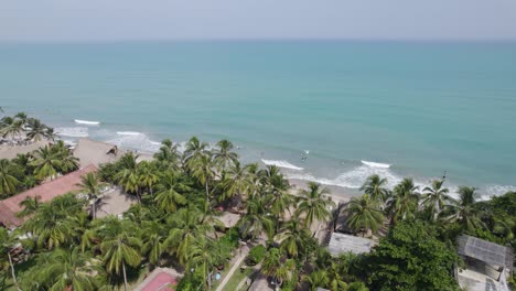 Playa-Palomino,-Palmeras-Y-Agua-Color-Turquesa-En-Colombia,-Toma-Orbital