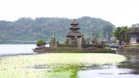 Schöne-Aussicht-Auf-Den-Ulun-Danu-Beratan-Bedugul-Tempelkomplex,-Einen-Tempel-Am-Beratan-See-Auf-Bali