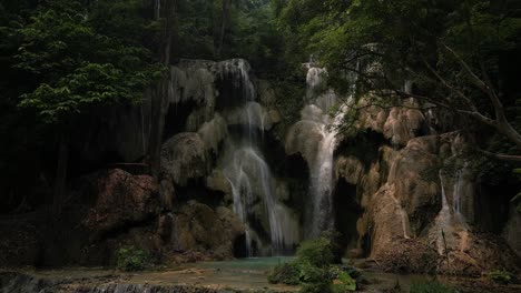 Vista-Aérea-De-La-Hermosa-Cascada-En-Lao