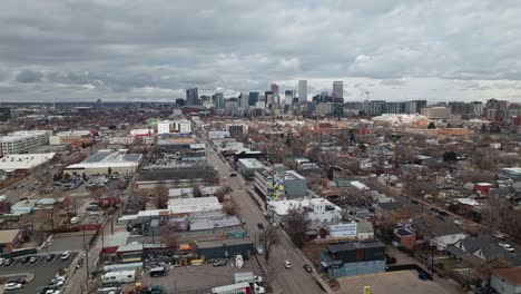 Panorama-Luftaufnahme-Pullback-über-Industriellen-Vorort-Außerhalb-Von-Denver,-Colorado-An-Bewölkten-Tag