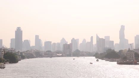 Vista-Brumosa-Del-Horizonte-De-Bangkok-Sobre-La-Vista-Del-Río-En-El-Casco-Antiguo-De-Rattanakosin-De-Bangkok,-Tailandia