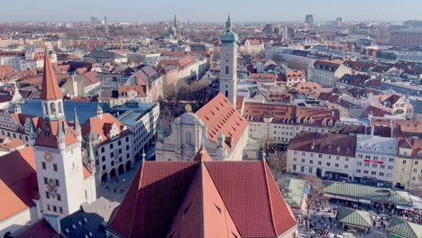 München-Kirchtürme-Mit-Blick-Auf-Die-Stadtlandschaft-Zum-Viktualienmarkt-Und-Zur-Altstadt