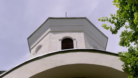 Exterior-De-La-Iglesia-Ortodoxa-En-Rumania-En-Un-Día-Soleado