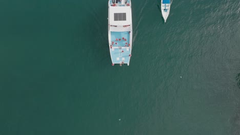 Menschen-Auf-Einer-Jacht-Oder-Einem-Touristenboot
