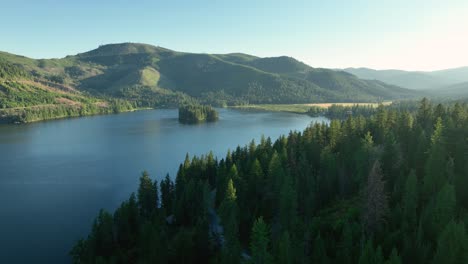 Luftaufnahme-Des-Spirit-Lake,-Idaho-Bei-Sonnenuntergang