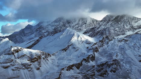 Erster-Frischer-Schneefall,-Der-Das-Matterhorn-Bestäubt,-Zermatt-Gletschergipfel,-Landschaftskulisse,-Luftaufnahme,-Drohne,-Herbstnachmittag,-Wolken,-Licht,-Schweizer-Alpen,-Gipfel,-Gornergratbahn,-Schweiz,-Aufwärtsbewegung