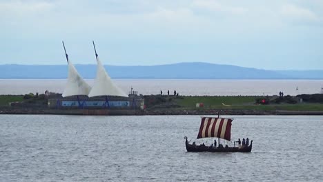 The-British-Re-enactment-Viking-ship-of-Regia-Anglorum,-“The-Boar”,-on-a-training-sailing-trip-in-Cardiff-Bay,-Wales