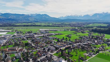 Kleine-Stadt-In-Der-Schweiz-Zwischen-Grünen-Idyllischen-Feldern-Im-Sommer