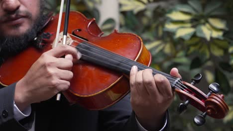 Músico-Violinista-Tocando-Rasgueo-De-Violín-Con-El-Dedo-Durante-La-Interpretación-Musical.