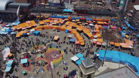 El-Arte-Callejero-Decora-La-Plaza-Pública-Durante-El-Carnaval-En-Oruro,-Bolivia.