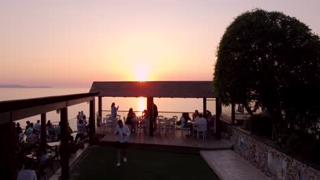 Terraza-Mirador-Llena-De-Turistas-Contemplando-La-Puesta-De-Sol,-Corfú,-Grecia