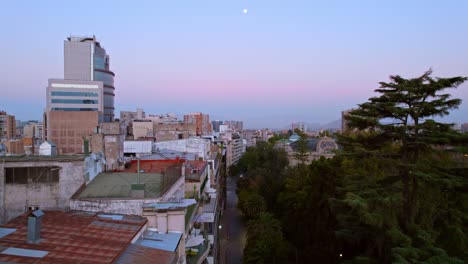 Luftdrohne-Fliegt-über-Dem-Viertel-Der-Schönen-Künste-In-Santiago-De-Chile,-Sonnenuntergang,-Mond-Skyline-Mit-Lebendigen-Farben,-Häuser-Im-Lateinamerikanischen-Stadtbild