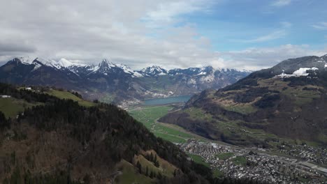 Panorama-Luftaufnahme-Von-Glarus,-Schweiz,-Einer-Malerischen-Stadt,-Umgeben-Von-Schneebedeckten-Berggipfeln-Der-Schweizer-Alpen,-Die-Durch-Ihre-Bezaubernde-Schönheit-Einen-Unwiderstehlichen-Reiz-Ausstrahlt