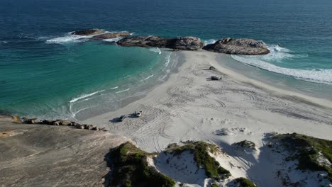 Toma-Aérea-De-Vehículos-4x4-En-La-Playa-De-Arena-De-Wylie-Bay-En-Un-Día-Soleado