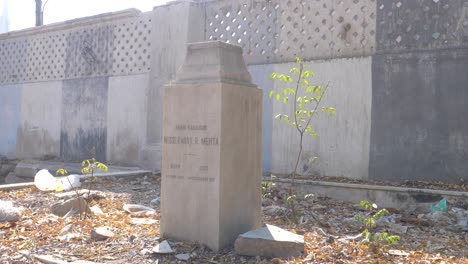 Un-Monumento-De-Piedra-Junto-A-Una-Pared-En-La-Casa-De-Maternidad-Goolbai-En-Karachi