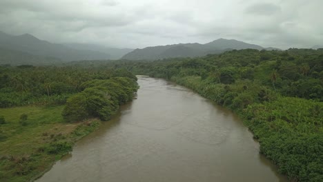 Hermosa-Toma-De-Drones-De-Un-Río-Selvático-En-El-Parque-Nacional-Tayrona-En-Colombia