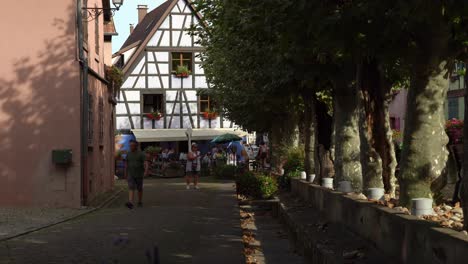 Arces-En-La-Encantadora-Ciudad-De-Bergheim-En-El-Este-De-Francia-Con-Turistas-Caminando