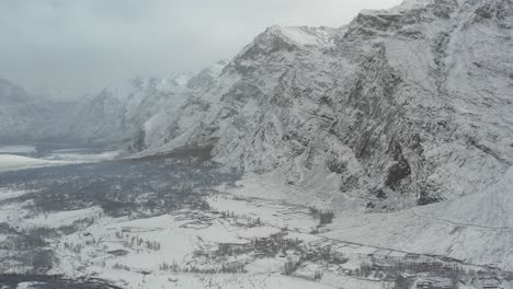 Drohnenaufnahme-Schneebedeckter-Hoher-Berge-In-Der-Nähe-Der-Stadt-Skardu