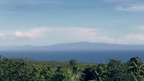 Weite-Sicht-Auf-Die-Insel-Siquijor,-Eingerahmt-Von-üppigem,-Wehendem-Laub