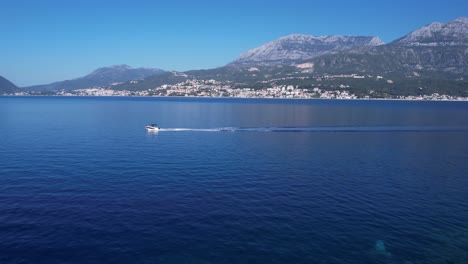 Luftaufnahme,-Rose-Village,-Boot-In-Der-Bucht-Von-Kotor-Und-Der-Stadt-Herceg-Novi,-Gebäude-Am-Wasser-An-Einem-Sonnigen-Sommertag,-Montenegro