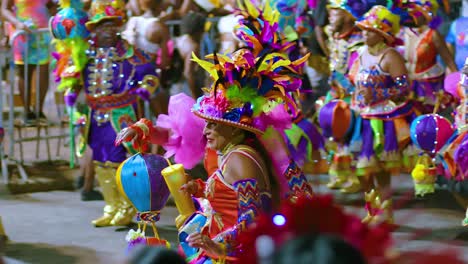 Bellas-Artistas-Bailan-Con-Trajes-De-Bufón-Y-Faldas-Sueltas-En-El-Desfile-De-Carnaval.