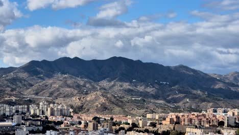 Schnelle-Wolkenbewegung-über-Der-Stadt-Málaga:-Ein-Zeitraffer-Vom-Castillo-De-Gibralfaro,-Spanien