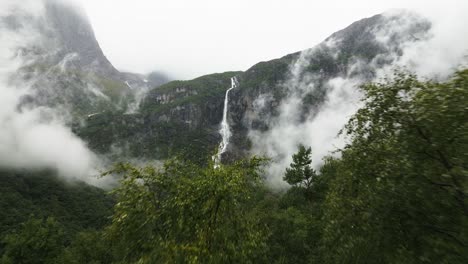 Wasserfall,-Der-Einen-Großen-Felsen-Hinunterläuft,-Grüner-Wald-Mit-Wolken,-Norwegen,-Natur,-Drohne
