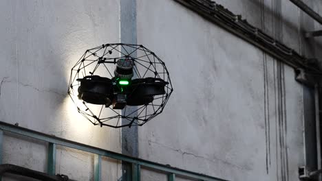 Drone-De-Inspección-Industrial-Con-Sensor-Lidar-Y-Protección-De-Jaula-Flotando-En-El-Aire