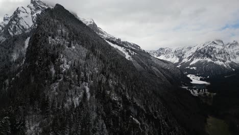 Schneebedeckte,-Majestätische-Schweizer-Alpen,-In-Der-Nähe-Von-Glarus,-Schweiz,-Aufgenommen-In-Einer-Winterluftaufnahme-Unter-Einem-Bewölkten-Und-Nebligen-Himmel