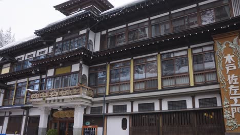 Historische-Ryokan-Gebäude-In-Der-Winterlandschaft-Des-Ginzan-Onsen-Bergtals