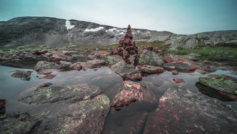 Geheimnisvolle-Steinhaufen-Am-Ufer-Des-Flachen-Teiches-Auf-Dem-Bergplateau