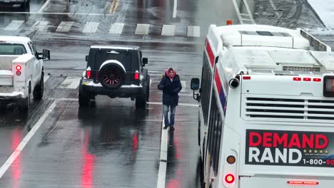 Obdachloser-Bettelt-Im-Verkehr-An-Einer-Roten-Ampel-In-Kensington,-Philadelphia