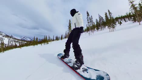 Persona-Haciendo-Snowboard-En-Invierno-Bajando-Una-Montaña-En-Colorado